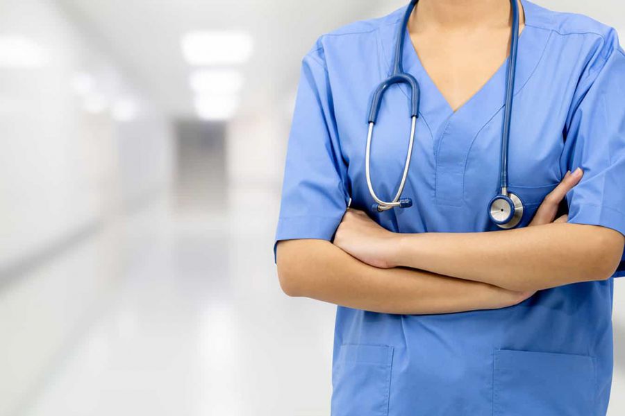 Mantida justa causa de enfermeira que circulava pelo hospital sem máscara - Conjur