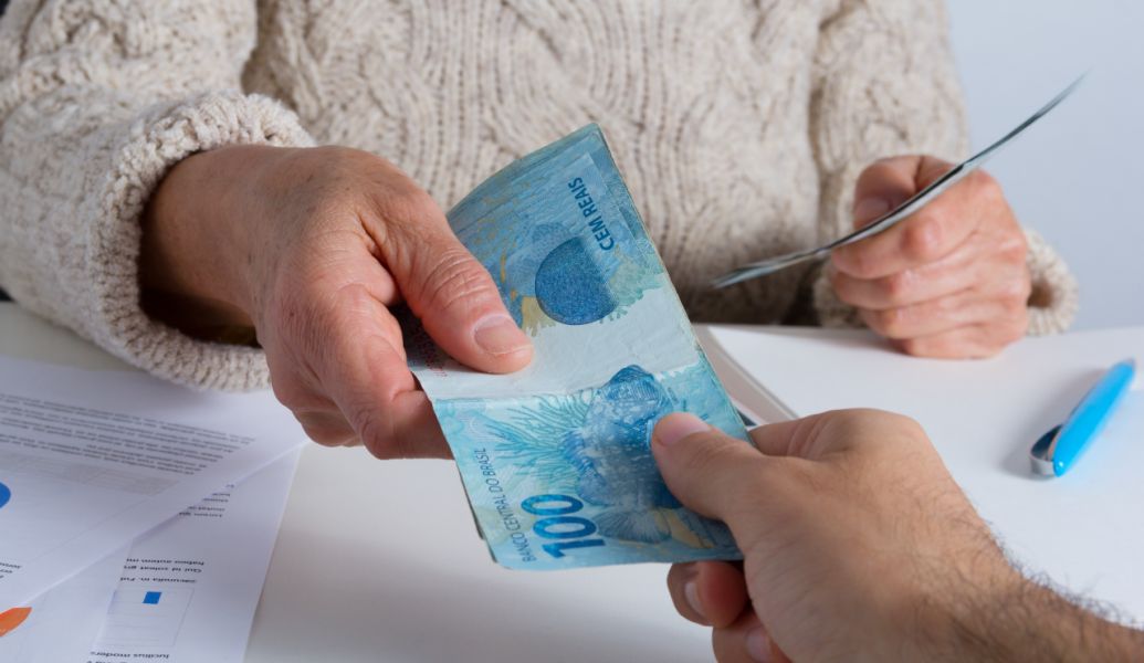 Justiça do Trabalho reconhece salário "por fora" e manda integrar valores à remuneração de pedreiro